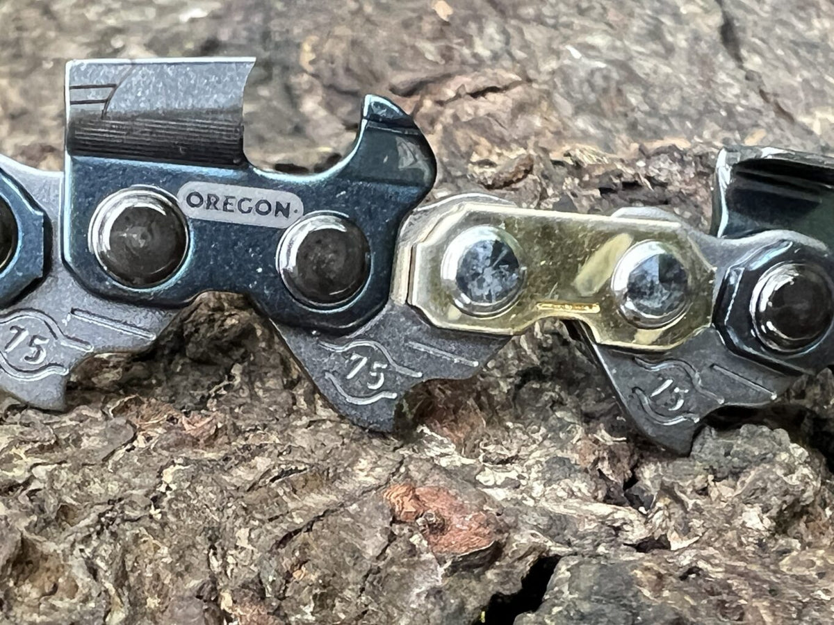 649556 Oregon Forestry Kit STIHL 20″[50cm] 3/8 .063 72 drive links Close up of chain joining strap