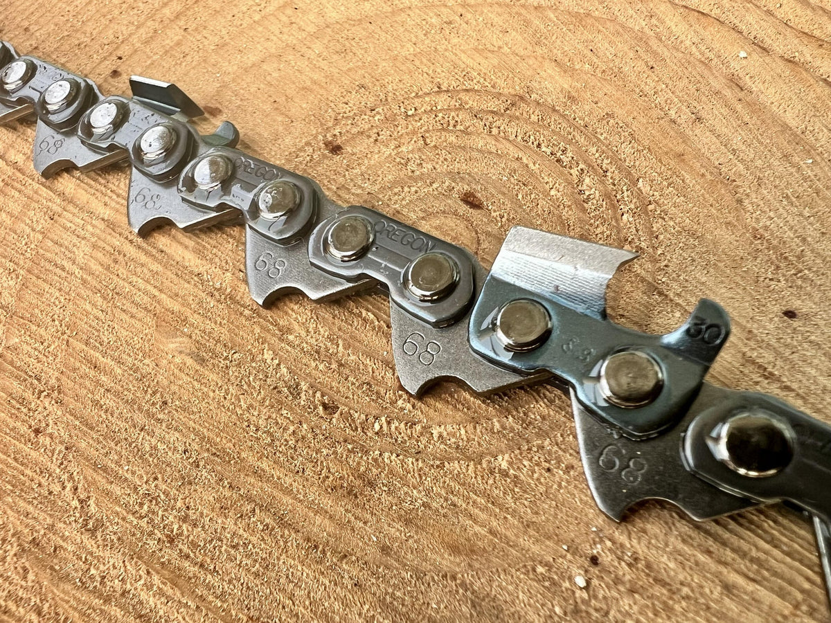 68JX068E Oregon Full Skip Chisel chain, 68-drive-link version, cutter close-up on timber